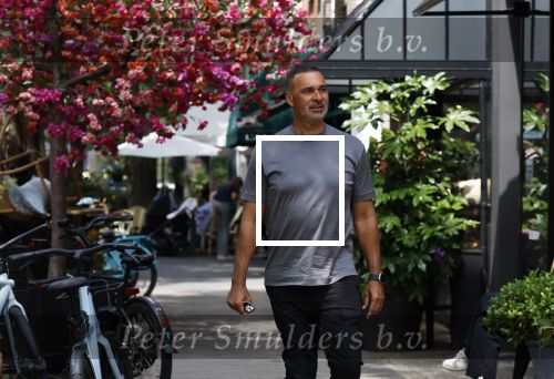 Amsterdam 18 juli 2023
Ruud Gullit en zijn vriendin Karin de Rooy op de cornelus Schuytstraat.