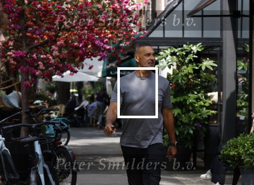 Amsterdam 18 juli 2023
Ruud Gullit en zijn vriendin Karin de Rooy op de cornelus Schuytstraat.