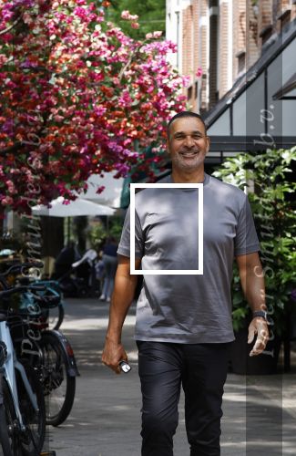 Amsterdam 18 juli 2023
Ruud Gullit en zijn vriendin Karin de Rooy op de cornelus Schuytstraat.