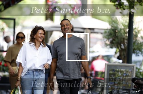 Amsterdam 18 juli 2023
Ruud Gullit en zijn vriendin Karin de Rooy op de cornelus Schuytstraat.