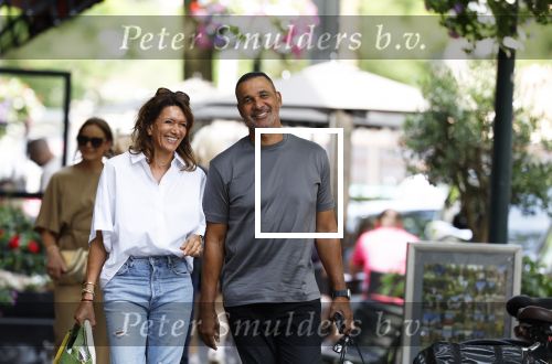 Amsterdam 18 juli 2023
Ruud Gullit en zijn vriendin Karin de Rooy op de cornelus Schuytstraat.