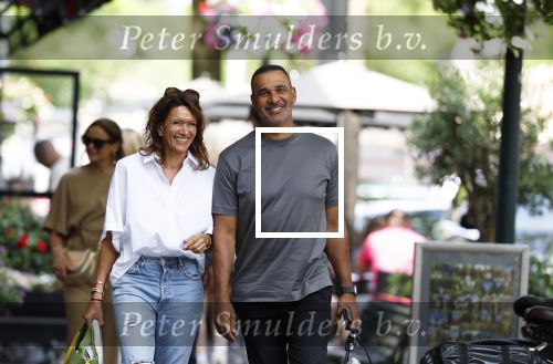 Amsterdam 18 juli 2023
Ruud Gullit en zijn vriendin Karin de Rooy op de cornelus Schuytstraat.