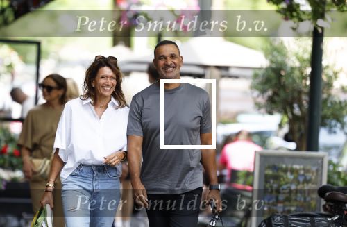 Amsterdam 18 juli 2023
Ruud Gullit en zijn vriendin Karin de Rooy op de cornelus Schuytstraat.