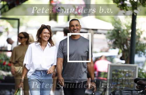 Amsterdam 18 juli 2023
Ruud Gullit en zijn vriendin Karin de Rooy op de cornelus Schuytstraat.