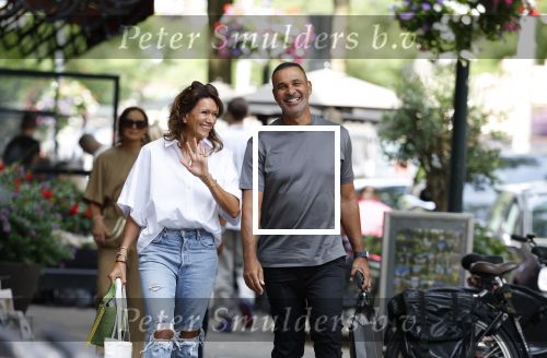 Amsterdam 18 juli 2023
Ruud Gullit en zijn vriendin Karin de Rooy op de cornelus Schuytstraat.