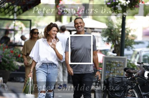 Amsterdam 18 juli 2023
Ruud Gullit en zijn vriendin Karin de Rooy op de cornelus Schuytstraat.