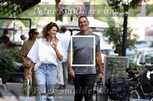 Amsterdam 18 juli 2023
Ruud Gullit en zijn vriendin Karin de Rooy op de cornelus Schuytstraat.