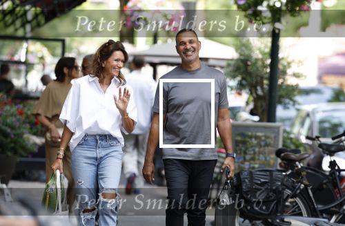 Amsterdam 18 juli 2023
Ruud Gullit en zijn vriendin Karin de Rooy op de cornelus Schuytstraat.