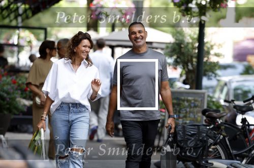 Amsterdam 18 juli 2023
Ruud Gullit en zijn vriendin Karin de Rooy op de cornelus Schuytstraat.