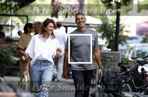 Amsterdam 18 juli 2023
Ruud Gullit en zijn vriendin Karin de Rooy op de cornelus Schuytstraat.
