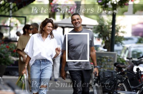 Amsterdam 18 juli 2023
Ruud Gullit en zijn vriendin Karin de Rooy op de cornelus Schuytstraat.