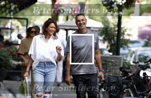 Amsterdam 18 juli 2023
Ruud Gullit en zijn vriendin Karin de Rooy op de cornelus Schuytstraat.