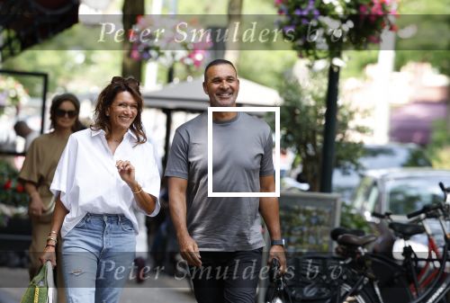 Amsterdam 18 juli 2023
Ruud Gullit en zijn vriendin Karin de Rooy op de cornelus Schuytstraat.