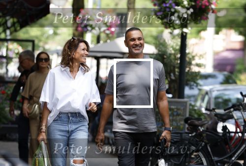 Amsterdam 18 juli 2023
Ruud Gullit en zijn vriendin Karin de Rooy op de cornelus Schuytstraat.