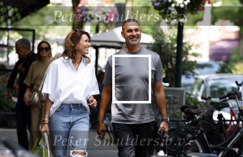 Amsterdam 18 juli 2023
Ruud Gullit en zijn vriendin Karin de Rooy op de cornelus Schuytstraat.
