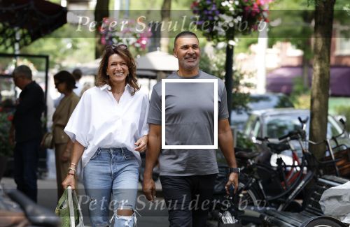 Amsterdam 18 juli 2023
Ruud Gullit en zijn vriendin Karin de Rooy op de cornelus Schuytstraat.