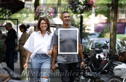 Amsterdam 18 juli 2023
Ruud Gullit en zijn vriendin Karin de Rooy op de cornelus Schuytstraat.