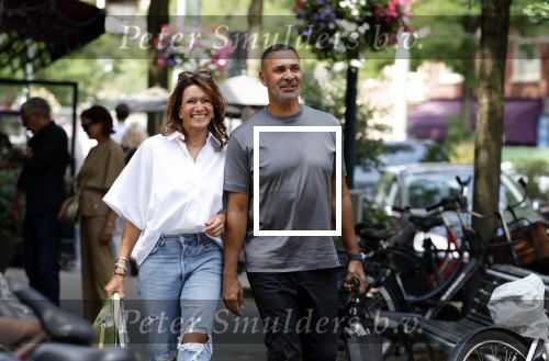 Amsterdam 18 juli 2023
Ruud Gullit en zijn vriendin Karin de Rooy op de cornelus Schuytstraat.