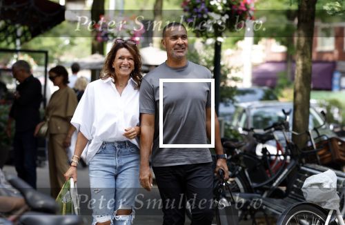 Amsterdam 18 juli 2023
Ruud Gullit en zijn vriendin Karin de Rooy op de cornelus Schuytstraat.