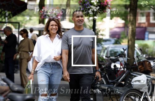 Amsterdam 18 juli 2023
Ruud Gullit en zijn vriendin Karin de Rooy op de cornelus Schuytstraat.