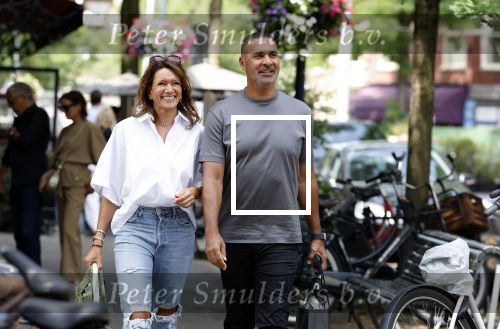 Amsterdam 18 juli 2023
Ruud Gullit en zijn vriendin Karin de Rooy op de cornelus Schuytstraat.