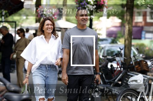 Amsterdam 18 juli 2023
Ruud Gullit en zijn vriendin Karin de Rooy op de cornelus Schuytstraat.