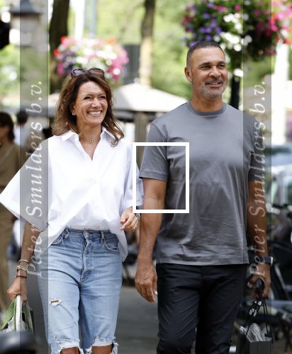 Amsterdam 18 juli 2023
Ruud Gullit en zijn vriendin Karin de Rooy op de cornelus Schuytstraat.