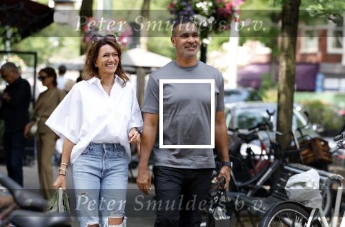 Amsterdam 18 juli 2023
Ruud Gullit en zijn vriendin Karin de Rooy op de cornelus Schuytstraat.