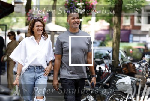 Amsterdam 18 juli 2023
Ruud Gullit en zijn vriendin Karin de Rooy op de cornelus Schuytstraat.