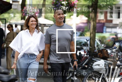 Amsterdam 18 juli 2023
Ruud Gullit en zijn vriendin Karin de Rooy op de cornelus Schuytstraat.