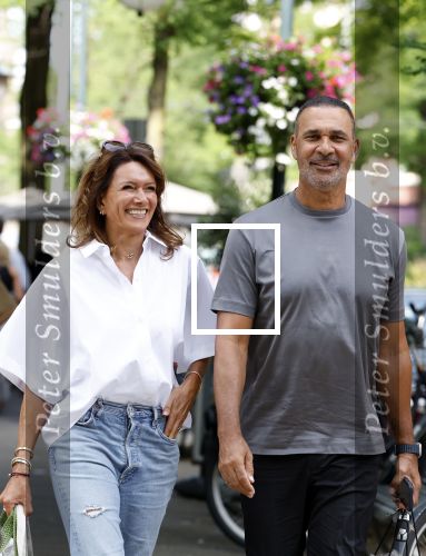 Amsterdam 18 juli 2023
Ruud Gullit en zijn vriendin Karin de Rooy op de cornelus Schuytstraat.