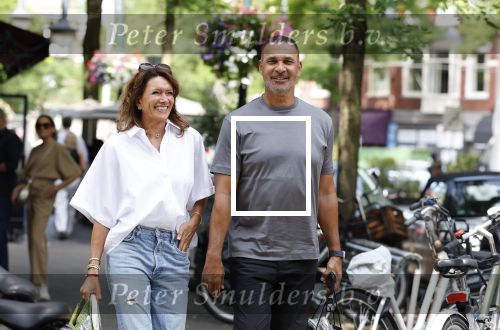 Amsterdam 18 juli 2023
Ruud Gullit en zijn vriendin Karin de Rooy op de cornelus Schuytstraat.