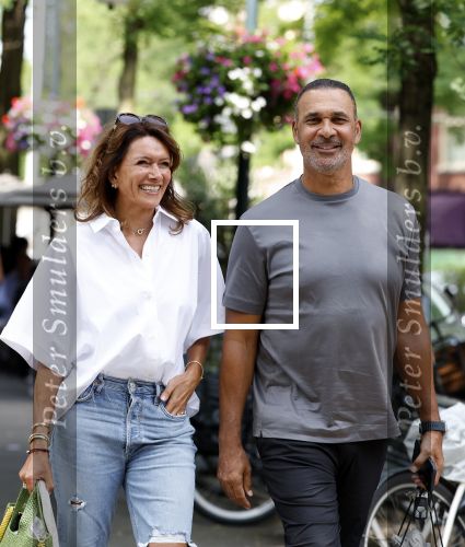 Amsterdam 18 juli 2023
Ruud Gullit en zijn vriendin Karin de Rooy op de cornelus Schuytstraat.
