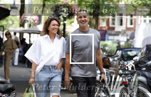 Amsterdam 18 juli 2023
Ruud Gullit en zijn vriendin Karin de Rooy op de cornelus Schuytstraat.