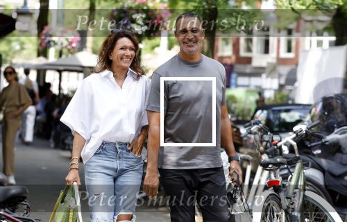 Amsterdam 18 juli 2023
Ruud Gullit en zijn vriendin Karin de Rooy op de cornelus Schuytstraat.