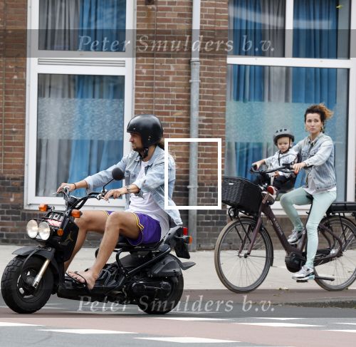 Amsterdam 16 juli 2023
Birgit Schuurman met zoontje op de fiets . Haar vriend Sander v Haarlem rijdt op scooter