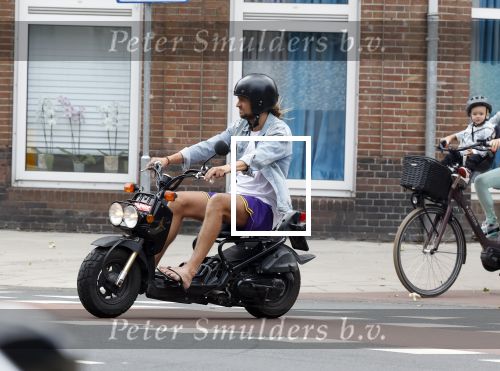 Amsterdam 16 juli 2023
Birgit Schuurman met zoontje op de fiets . Haar vriend Sander v Haarlem rijdt op scooter