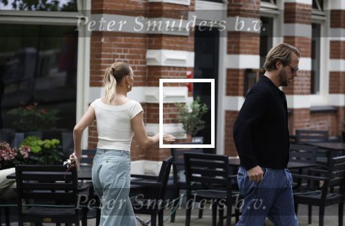 Amsterdam 21 juli 2023
Thijs Romer rijdt naar het huis van Noor Groot . Hij parkeert zijn auto ergens anders en loopt naar haar huis . 30 min later loopt hij weg  en 10 seconden later komt Noor achter hem aangerend.  Ze lopen ergens heen en ruim anderhalf uur later komt Noor alleen terug Thijs loopt naar zijn auto en rijdt weg.