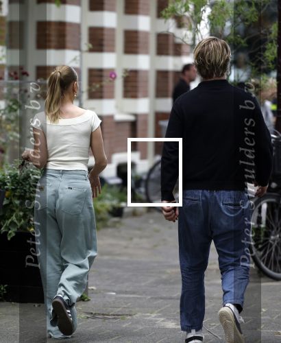 Amsterdam 21 juli 2023
Thijs Romer rijdt naar het huis van Noor Groot . Hij parkeert zijn auto ergens anders en loopt naar haar huis . 30 min later loopt hij weg  en 10 seconden later komt Noor achter hem aangerend.  Ze lopen ergens heen en ruim anderhalf uur later komt Noor alleen terug Thijs loopt naar zijn auto en rijdt weg.