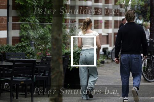Amsterdam 21 juli 2023
Thijs Romer rijdt naar het huis van Noor Groot . Hij parkeert zijn auto ergens anders en loopt naar haar huis . 30 min later loopt hij weg  en 10 seconden later komt Noor achter hem aangerend.  Ze lopen ergens heen en ruim anderhalf uur later komt Noor alleen terug Thijs loopt naar zijn auto en rijdt weg.