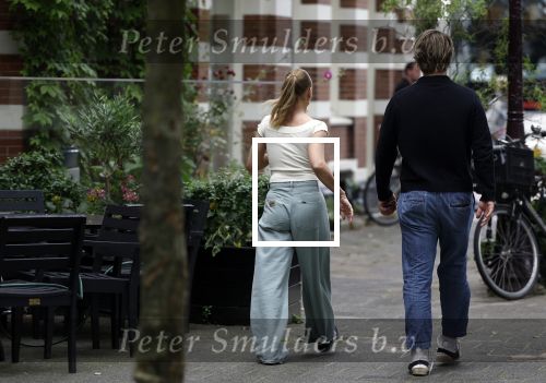 Amsterdam 21 juli 2023
Thijs Romer rijdt naar het huis van Noor Groot . Hij parkeert zijn auto ergens anders en loopt naar haar huis . 30 min later loopt hij weg  en 10 seconden later komt Noor achter hem aangerend.  Ze lopen ergens heen en ruim anderhalf uur later komt Noor alleen terug Thijs loopt naar zijn auto en rijdt weg.