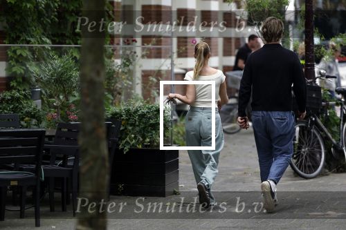 Amsterdam 21 juli 2023
Thijs Romer rijdt naar het huis van Noor Groot . Hij parkeert zijn auto ergens anders en loopt naar haar huis . 30 min later loopt hij weg  en 10 seconden later komt Noor achter hem aangerend.  Ze lopen ergens heen en ruim anderhalf uur later komt Noor alleen terug Thijs loopt naar zijn auto en rijdt weg.