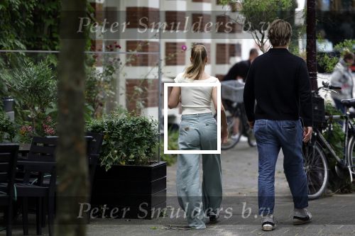 Amsterdam 21 juli 2023
Thijs Romer rijdt naar het huis van Noor Groot . Hij parkeert zijn auto ergens anders en loopt naar haar huis . 30 min later loopt hij weg  en 10 seconden later komt Noor achter hem aangerend.  Ze lopen ergens heen en ruim anderhalf uur later komt Noor alleen terug Thijs loopt naar zijn auto en rijdt weg.