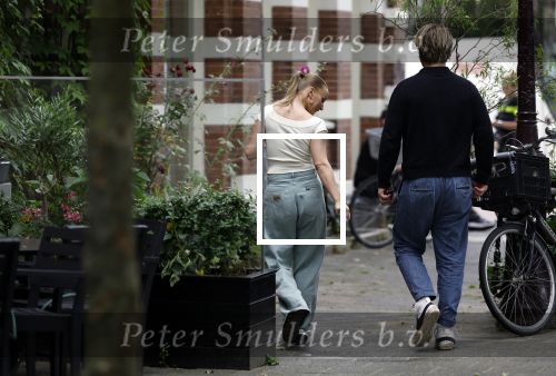 Amsterdam 21 juli 2023
Thijs Romer rijdt naar het huis van Noor Groot . Hij parkeert zijn auto ergens anders en loopt naar haar huis . 30 min later loopt hij weg  en 10 seconden later komt Noor achter hem aangerend.  Ze lopen ergens heen en ruim anderhalf uur later komt Noor alleen terug Thijs loopt naar zijn auto en rijdt weg.