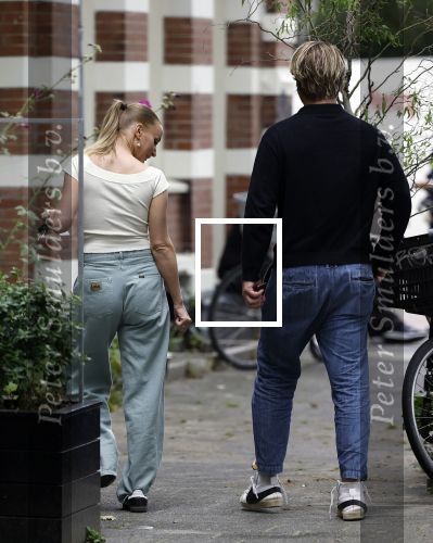 Amsterdam 21 juli 2023
Thijs Romer rijdt naar het huis van Noor Groot . Hij parkeert zijn auto ergens anders en loopt naar haar huis . 30 min later loopt hij weg  en 10 seconden later komt Noor achter hem aangerend.  Ze lopen ergens heen en ruim anderhalf uur later komt Noor alleen terug Thijs loopt naar zijn auto en rijdt weg.