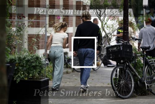 Amsterdam 21 juli 2023
Thijs Romer rijdt naar het huis van Noor Groot . Hij parkeert zijn auto ergens anders en loopt naar haar huis . 30 min later loopt hij weg  en 10 seconden later komt Noor achter hem aangerend.  Ze lopen ergens heen en ruim anderhalf uur later komt Noor alleen terug Thijs loopt naar zijn auto en rijdt weg.