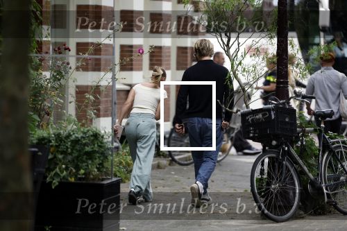 Amsterdam 21 juli 2023
Thijs Romer rijdt naar het huis van Noor Groot . Hij parkeert zijn auto ergens anders en loopt naar haar huis . 30 min later loopt hij weg  en 10 seconden later komt Noor achter hem aangerend.  Ze lopen ergens heen en ruim anderhalf uur later komt Noor alleen terug Thijs loopt naar zijn auto en rijdt weg.