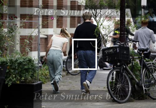 Amsterdam 21 juli 2023
Thijs Romer rijdt naar het huis van Noor Groot . Hij parkeert zijn auto ergens anders en loopt naar haar huis . 30 min later loopt hij weg  en 10 seconden later komt Noor achter hem aangerend.  Ze lopen ergens heen en ruim anderhalf uur later komt Noor alleen terug Thijs loopt naar zijn auto en rijdt weg.