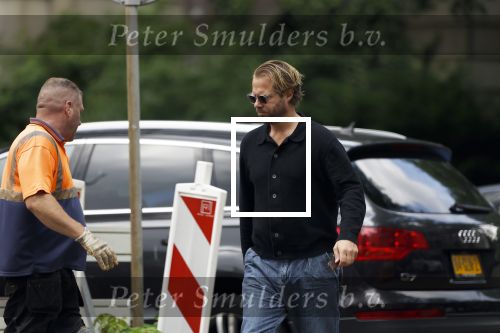 Amsterdam 21 juli 2023
Thijs Romer rijdt naar het huis van Noor Groot . Hij parkeert zijn auto ergens anders en loopt naar haar huis . 30 min later loopt hij weg  en 10 seconden later komt Noor achter hem aangerend.  Ze lopen ergens heen en ruim anderhalf uur later komt Noor alleen terug Thijs loopt naar zijn auto en rijdt weg.