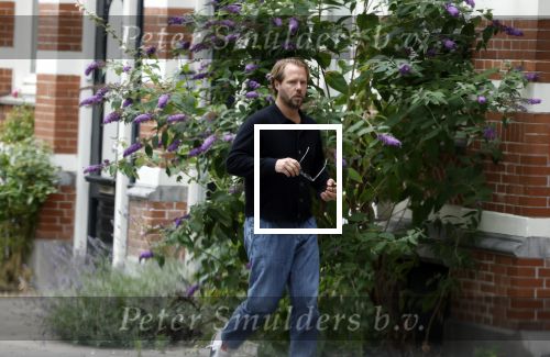 Amsterdam 21 juli 2023
Thijs Romer rijdt naar het huis van Noor Groot . Hij parkeert zijn auto ergens anders en loopt naar haar huis . 30 min later loopt hij weg  en 10 seconden later komt Noor achter hem aangerend.  Ze lopen ergens heen en ruim anderhalf uur later komt Noor alleen terug Thijs loopt naar zijn auto en rijdt weg.